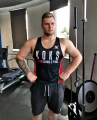 Czarno-czerwony tank-top na siłownię KOKS