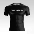Czarna koszulka na siłownię z napisem I'M NOT A MONSTER